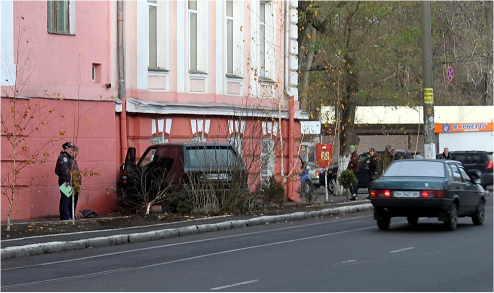 В Одессе джип въехал в стену университета УВД (ФОТО) 1 292e4b6f7c0642fc95aecd5aa3e06ce6