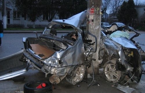 Сын Шуфрича вдребезги разбил спорткар в центре Ужгорода (ФОТО) 1 5 80796857 3