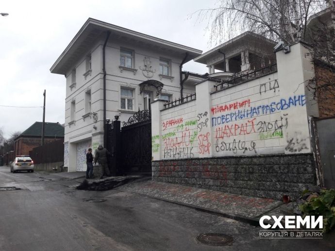 Противники Ставицкого-Розенберга разукрасили его дом 2 5a351fdd16d1a 11d899c stav2