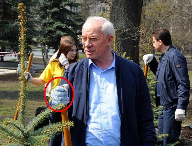 Азаров взял лопату - все ус***ись (ФОТО) 1 601763 493264717395644 1263031514 n