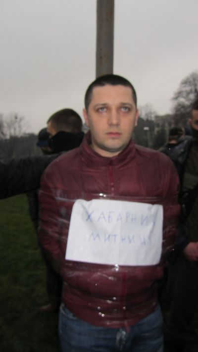 В Ужгороде привязали к столбу начальника Чопской таможни (ФОТО) 2 IMG 8820 36