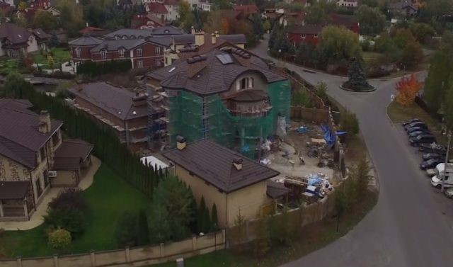 Главный антикоррупционер, уволившись из СБУ, оформил на жену «замок» и завел автосалон (+видео) 2 art1 1