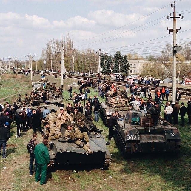 Краматорском продолжают править бандиты с «17-го участка» – активист, который остановил продажу оружия из «ДНР» 4 blokirov