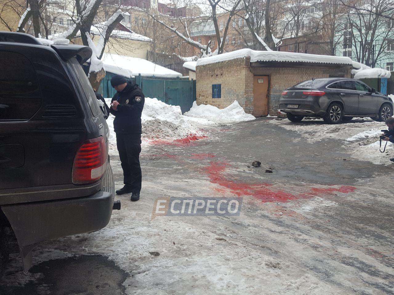 В Киеве возле АП зарезали владельца внедорожника 1 im 13