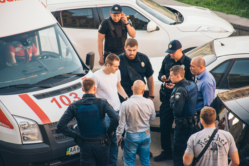 Нардепа Найема отправили в больницу ударом в челюсть 2 mustafa nayem draka pobili 4