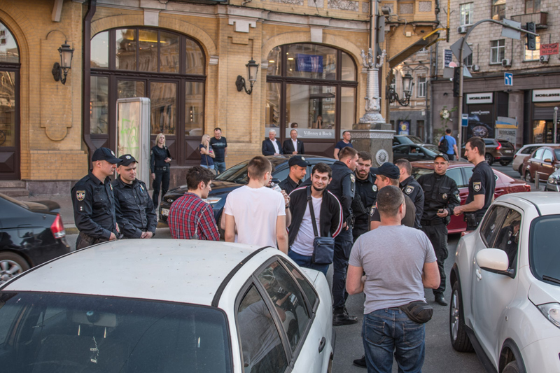 Нардепа Найема отправили в больницу ударом в челюсть 1 mustafa nayem draka pobili 7 1