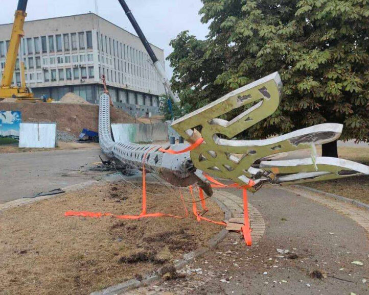В Херсоне упавший флагшток раздавил "Лексус" (ФОТО, ВИДЕО) 2 14 201