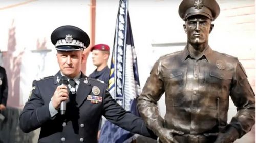 Начальник полиции Киевщины отлился в бронзе 1 7e7cecc28d016623c69a7e5c18e4052c 500 0 0