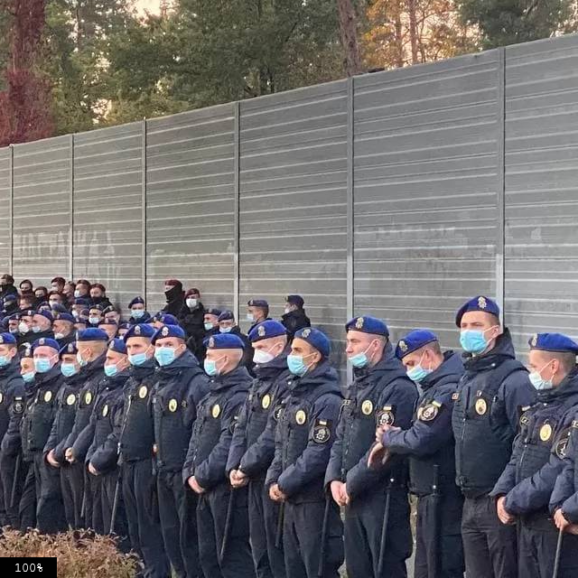 Возле дома Зеленского - "симметричный ответ" на вчерашнее пикетирование особняка Порошенко 1 canvas
